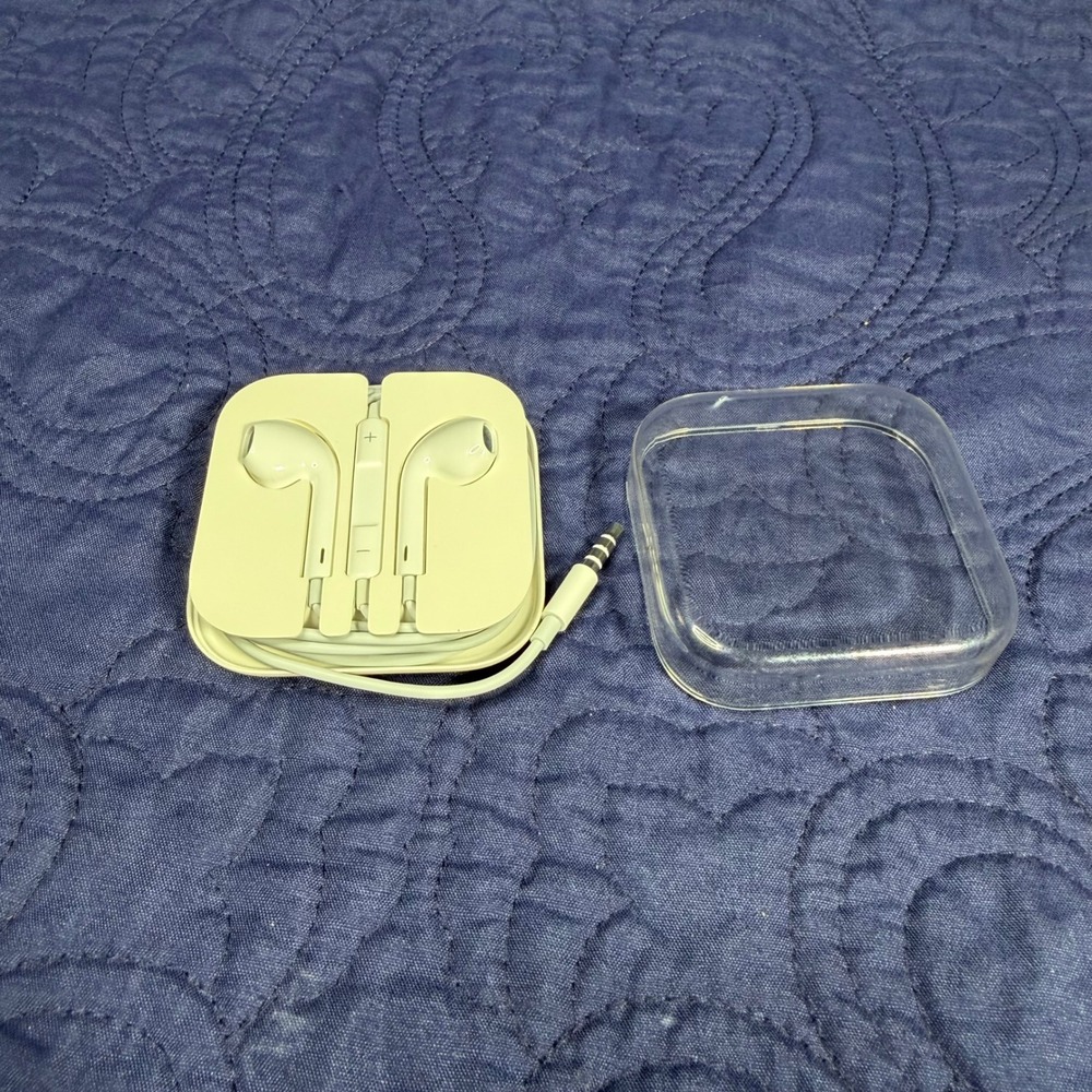 Apple EarPods with 3.5mm Headphone Plug and Travel Case White MD827LL/A